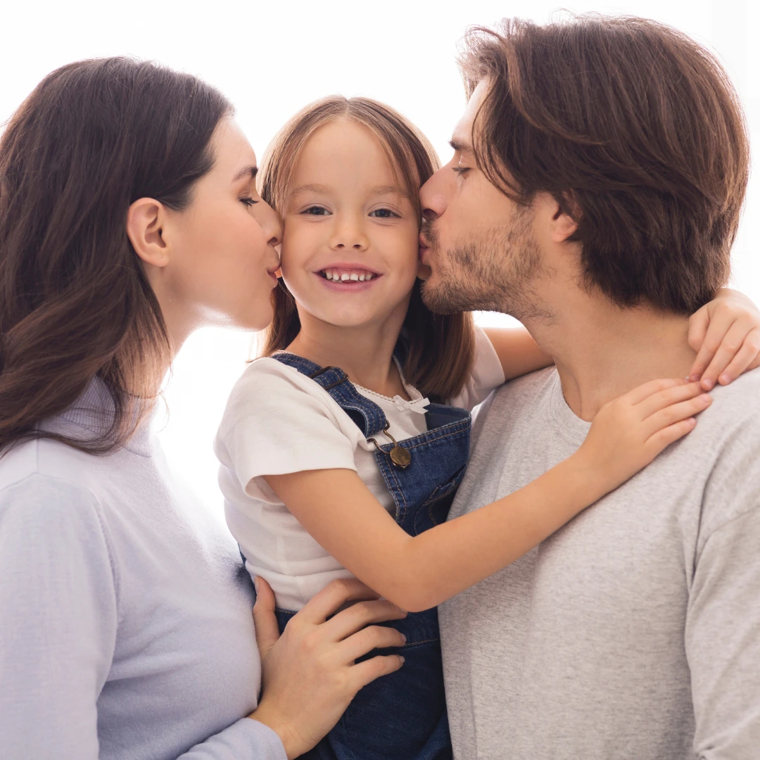 Camille est Nas et avec leur famille réunie et souriante, projet de rénovation résidentielle réussi