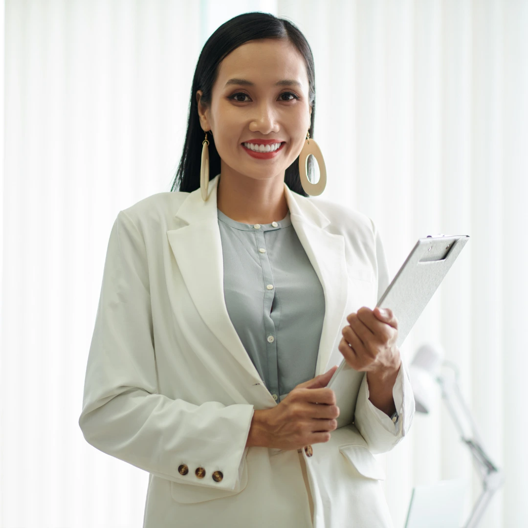 Portrait de Lena, une collaboratrice de Level'Up Studio avec un porte-bloc